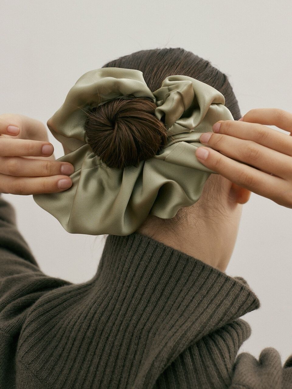 Is een scrunchie beter voor je haar?