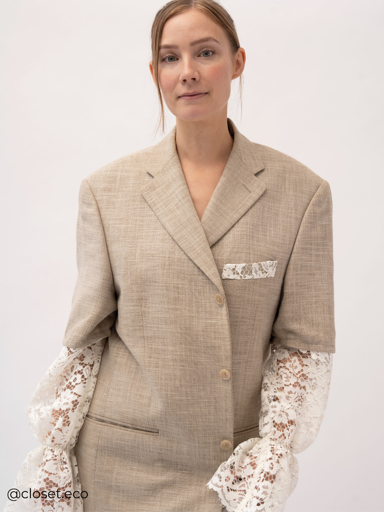 Mandy Giselle x MAROÚ Blazer - beige met kanten mouwen