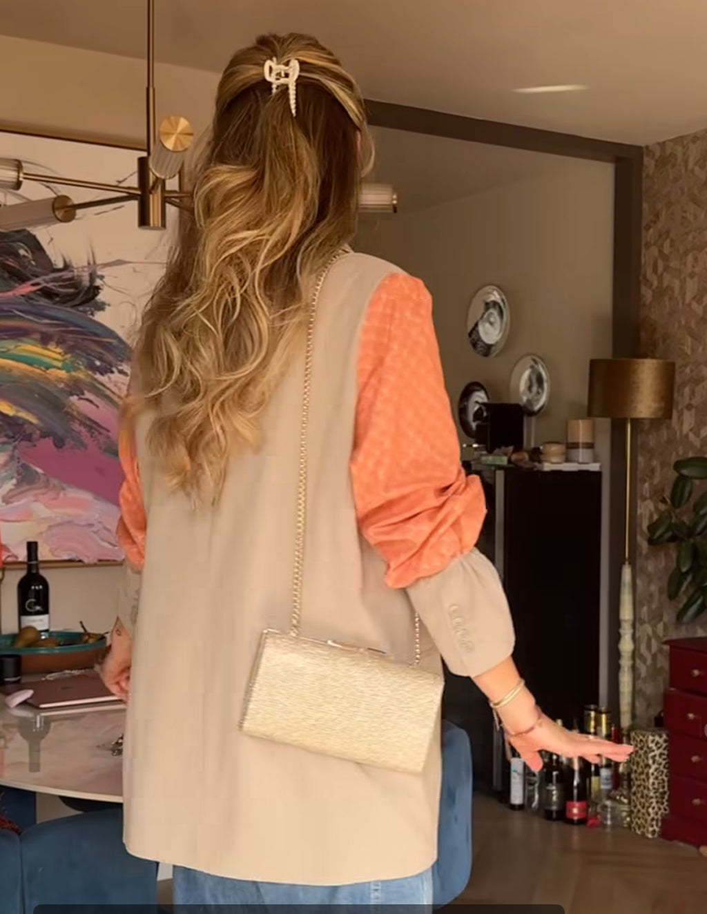 Kelly Camfferman X MAROÚ Blazer – Beige met Oranje Mouwen_