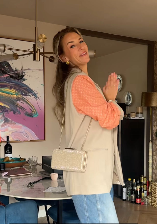 Kelly Camfferman X MAROÚ Blazer – Beige met Oranje Mouwen_