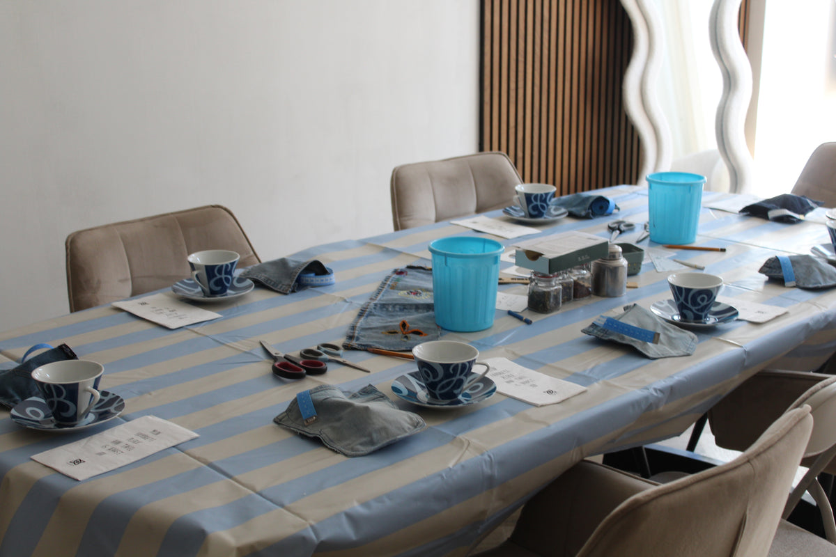 Deelnemers aan The ReWorkshop denim upcycling workshop in Alkmaar