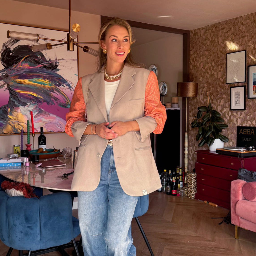 Kelly Camfferman X MAROÚ Blazer – Beige met Oranje Mouwen