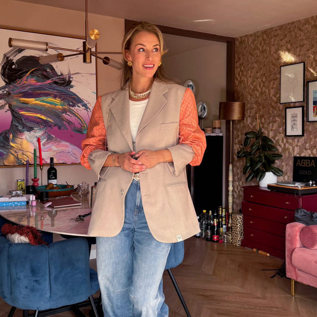 Kelly Camfferman X MAROÚ Blazer – Beige met Oranje Mouwen