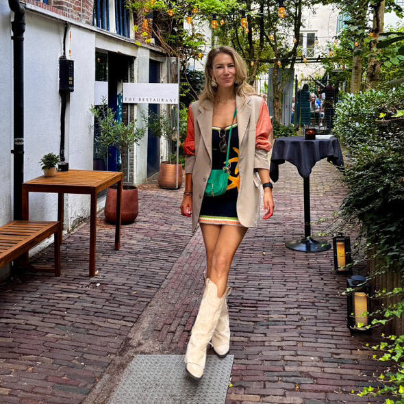 Kelly Camfferman X MAROÚ Blazer – Beige met Oranje Mouwen