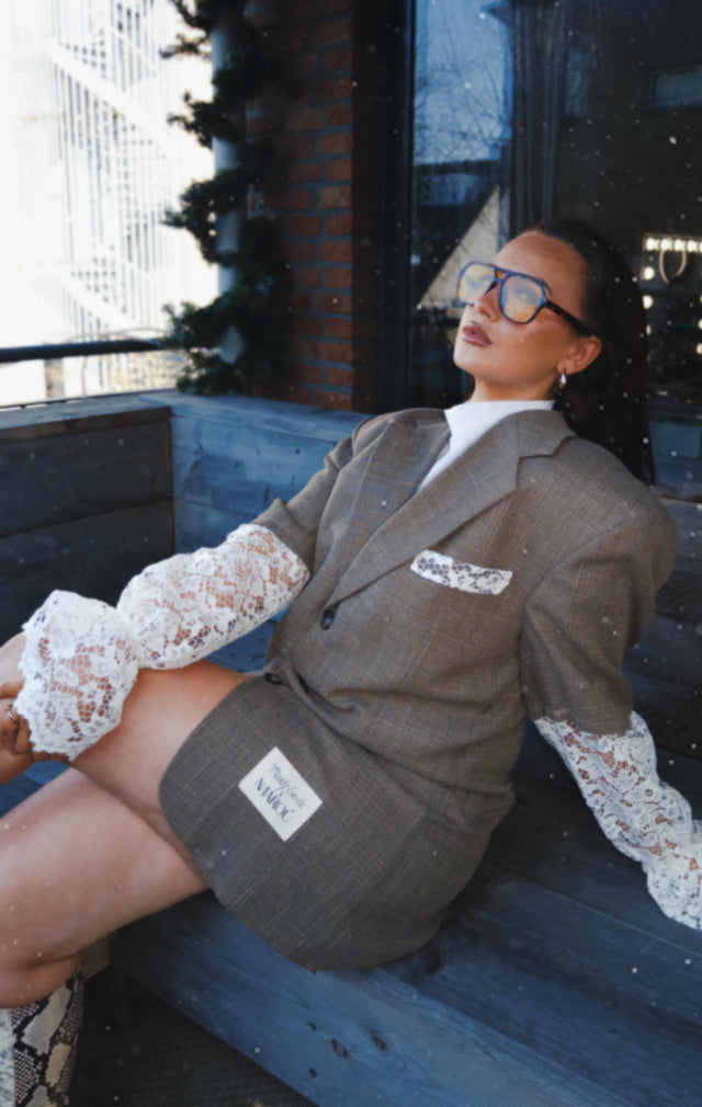 Mandy Giselle x MAROÚ Blazer - beige met kanten mouwen