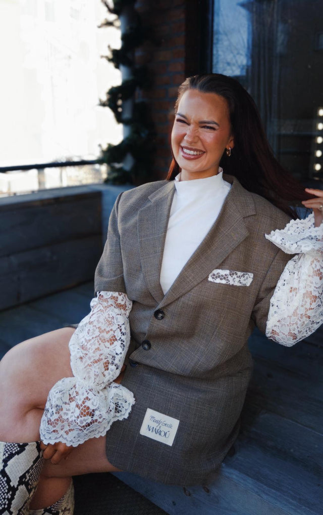 Mandy Giselle x MAROÚ Blazer - beige met kanten mouwen