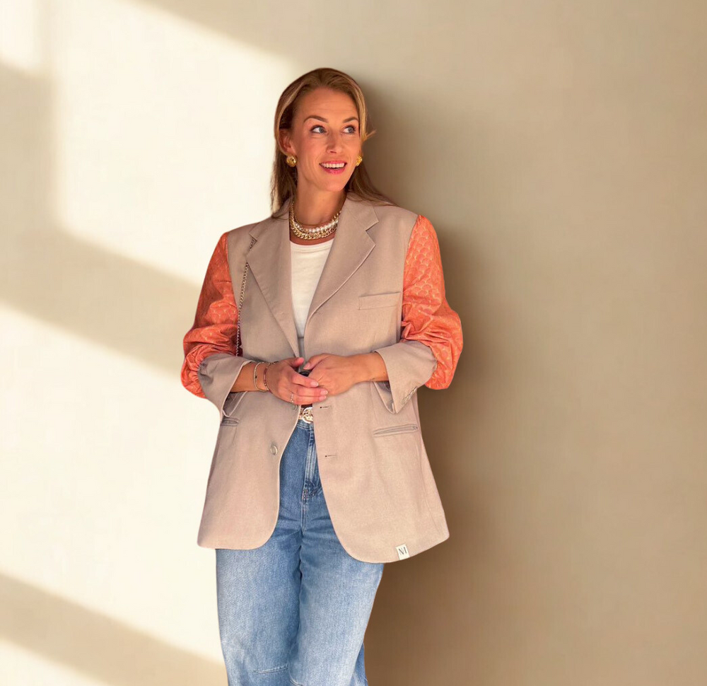 Kelly Camfferman X MAROÚ Blazer - beige met oranje mouwen